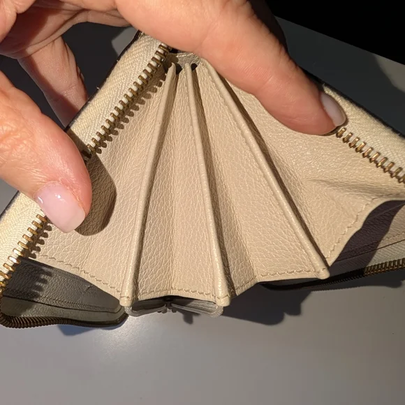 Vintage Gucci Cream Leather Zip Wallet with Interlocking GG - Picture 10 of 11